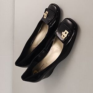 Anne Klein 9M Black Patent Gold Logo Wedge Low Heel Pump Loafer Shoes i flex